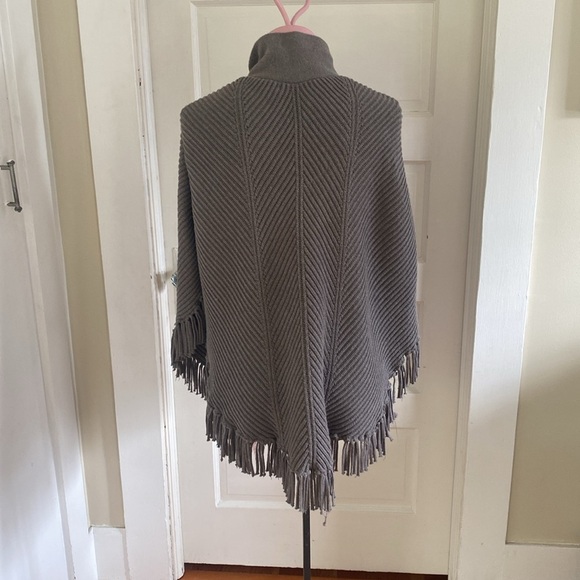 Banana Republic Fringed Ribbed Knit Poncho‎ Medium - Picture 3 of 5